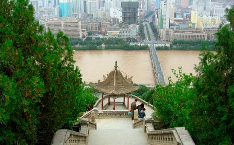 Lanzhou ligger ved Den gule flod. Lite ved dagens millionby minner om handelskaravaner på vei fra oase til oase. 